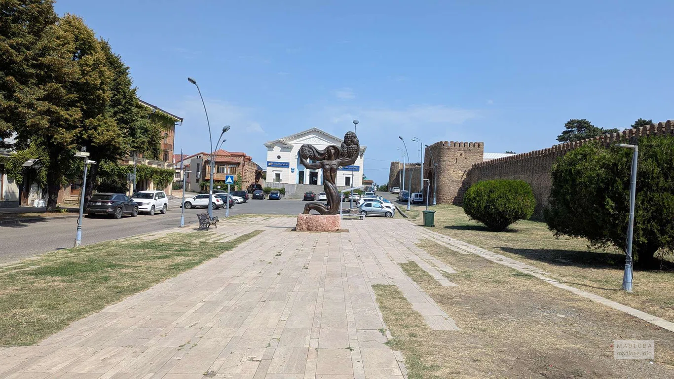 Памятник грузинской лозе