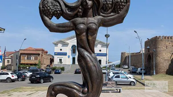 Памятник грузинской лозе в Телави