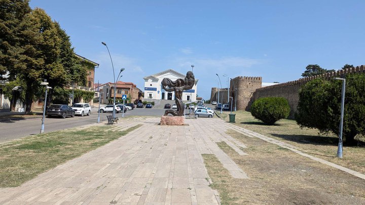 Monument to the Georgian vine