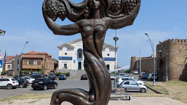 Monument to the Georgian vine