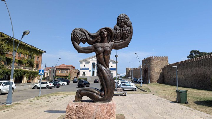 Monument to the Georgian vine