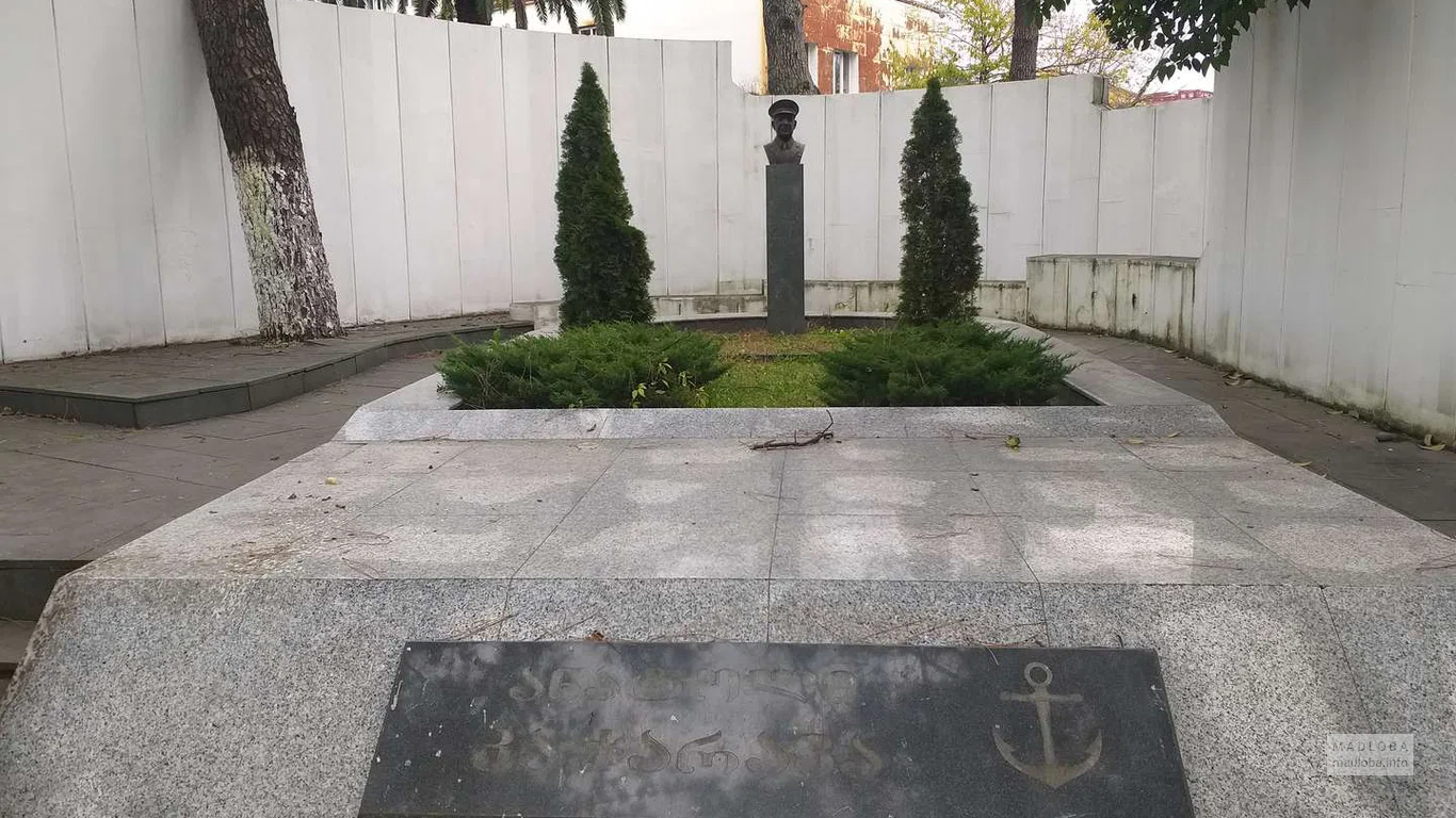 Памятник и могила капитана Анатолия Качарава
