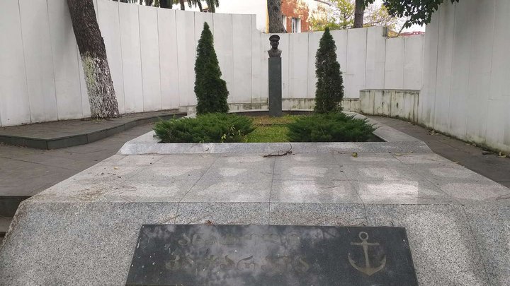 Памятник и могила капитана Анатолия Качарава