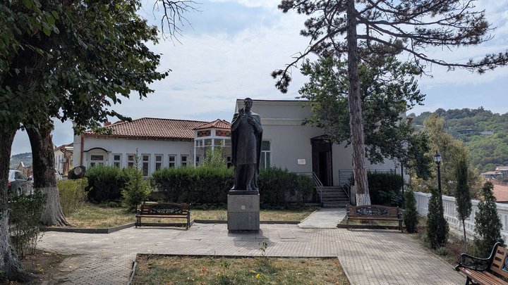 კომპოზიტორ ვანო სარაჯიშვილის ძეგლი