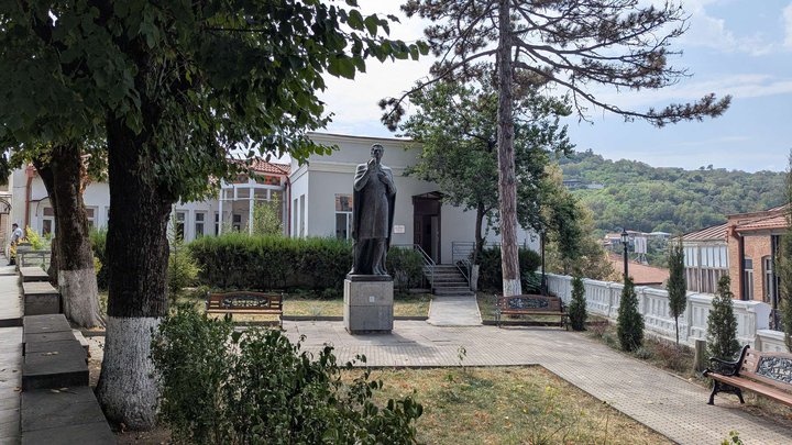 კომპოზიტორ ვანო სარაჯიშვილის ძეგლი