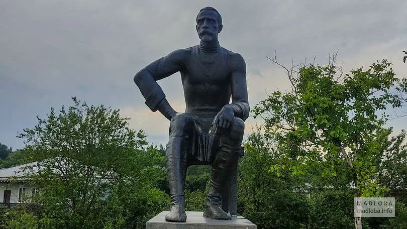 Памятник писателю Давиду Клдиашвили