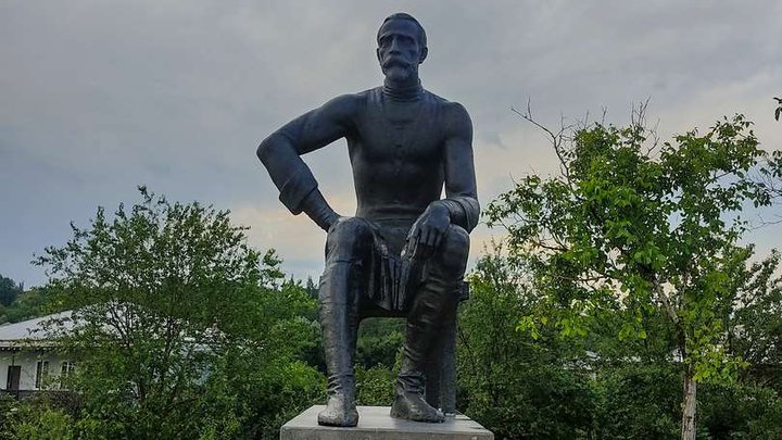 Памятник писателю Давиду Клдиашвили