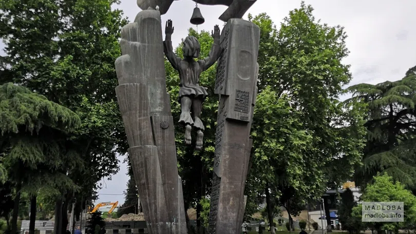 Памятник родному языку в парке Дэда Эна в Тбилиси