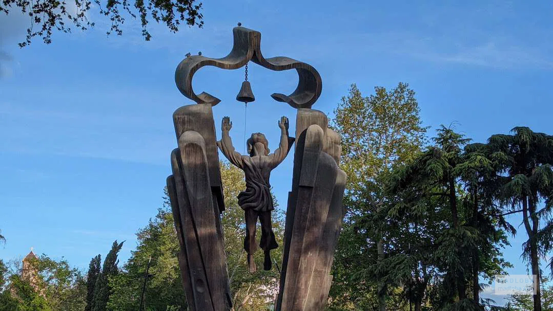 Памятник родному языку в парке Дэда Эна в Тбилиси