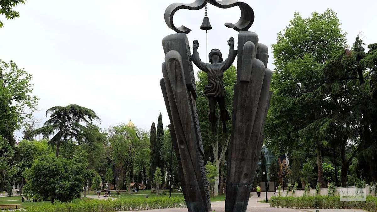 Памятник родному языку в парке Дэда Эна в Тбилиси