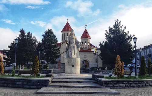 Памятник царице Тамаре