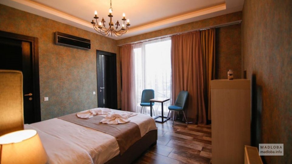 Общий вид спальни номера отеля Панорама 360
