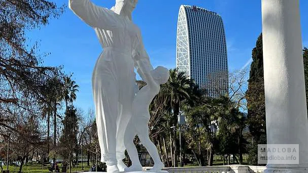 Памятник в парке 6 мая
