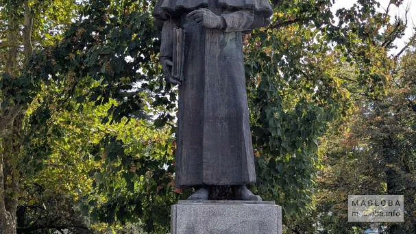 Памятник в полный рост в центре парка