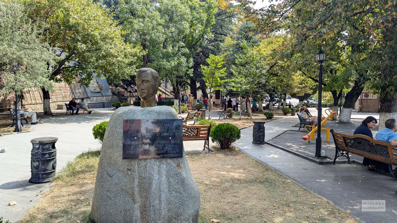 Скульптура-бюст писателя в парке