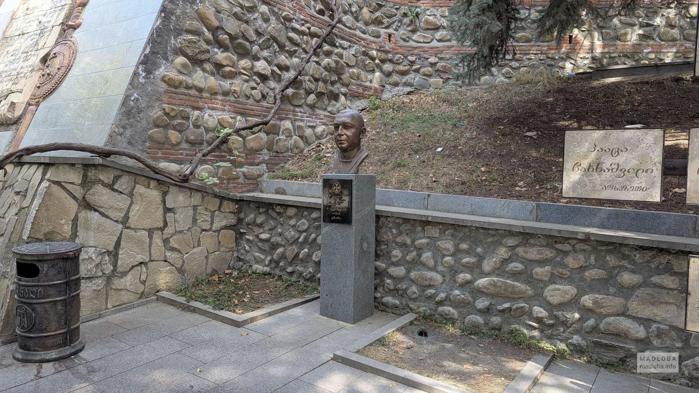 Бюст героя у мемориальной стены