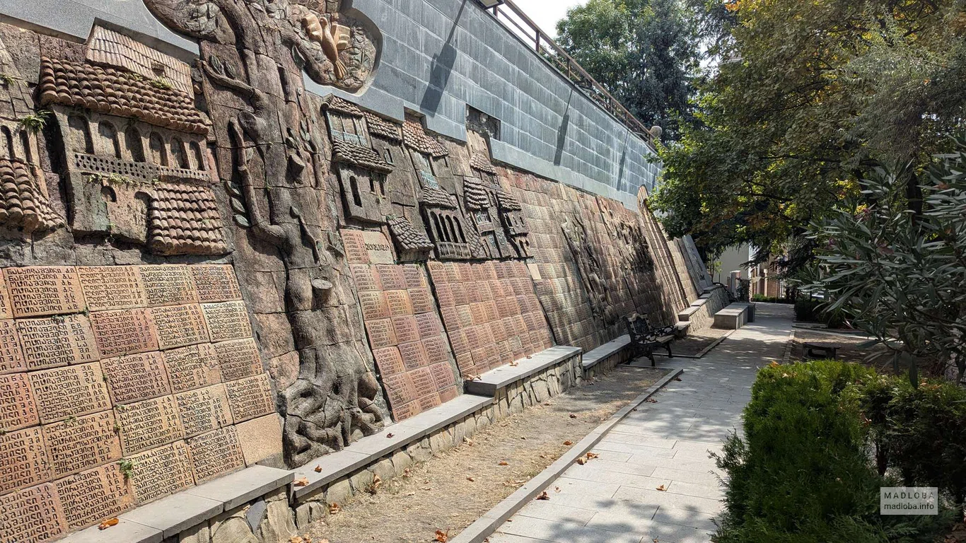 Панно с голубями и старым городом