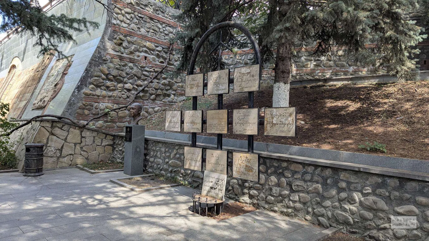 Мемориальные таблички с именами на стенде