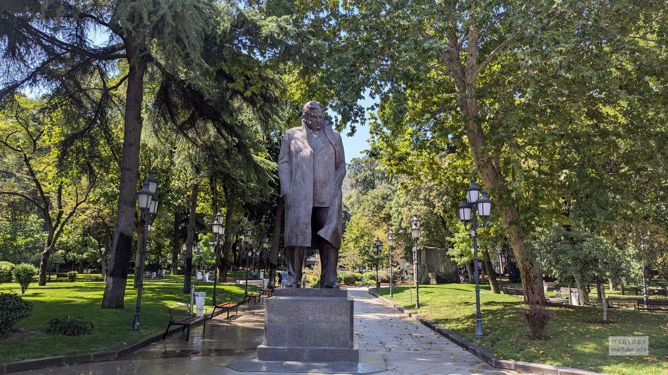 Памятник Георгия Леонидзе в парке Тбилиси
