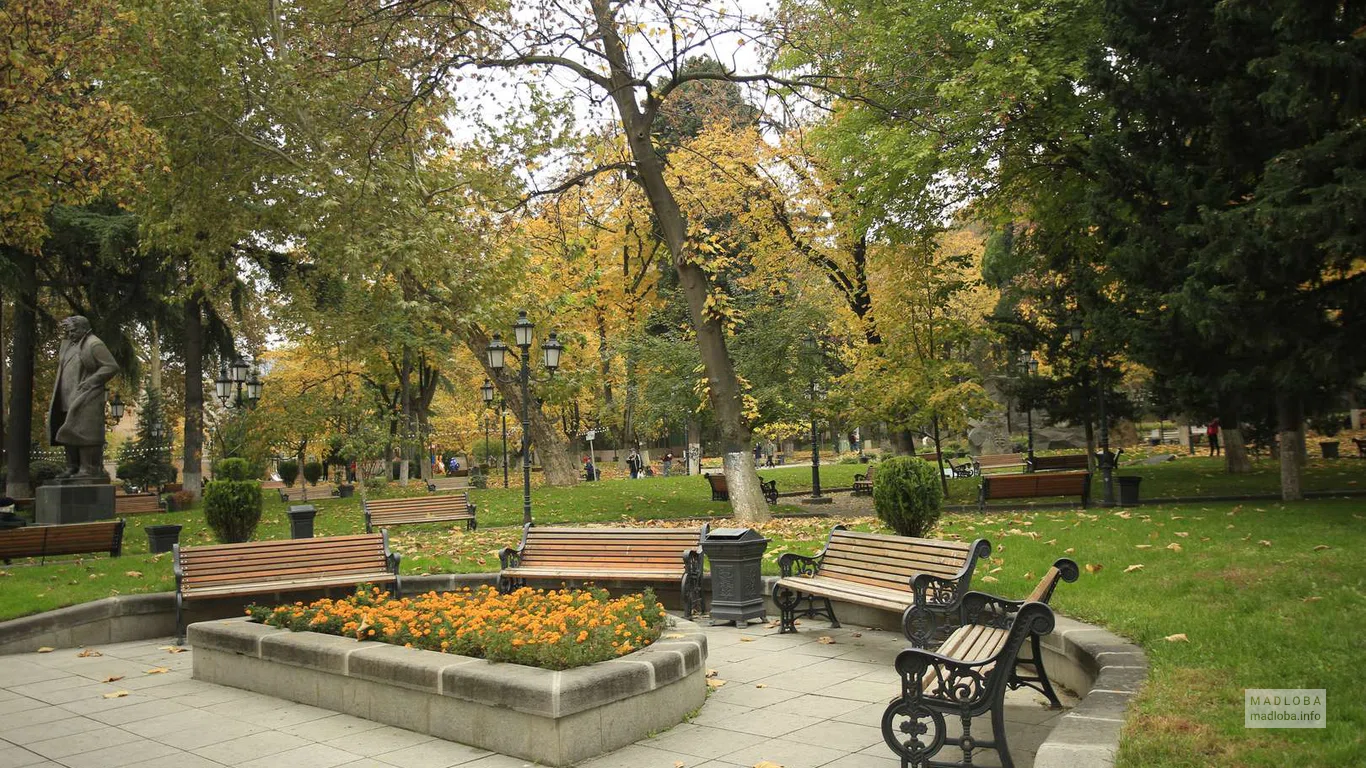 Скамейки для отдыха вокруг клумбы в Парке Георгия Леонидзе