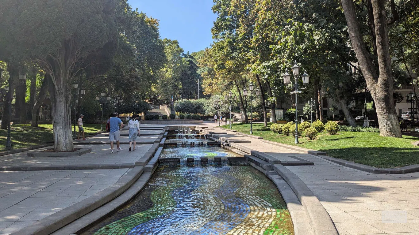 Водоём в парке Георгия Леонидзе в Тбилиси