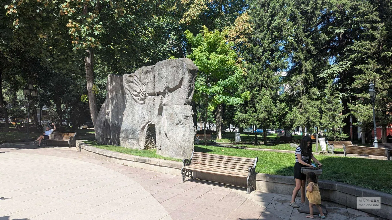 Скамейки в парке Георгия Леонидзе в столице Грузии