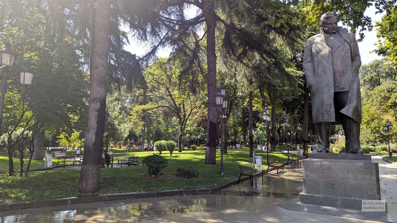 Памятник Георгия Леонидзе в парке Тбилиси