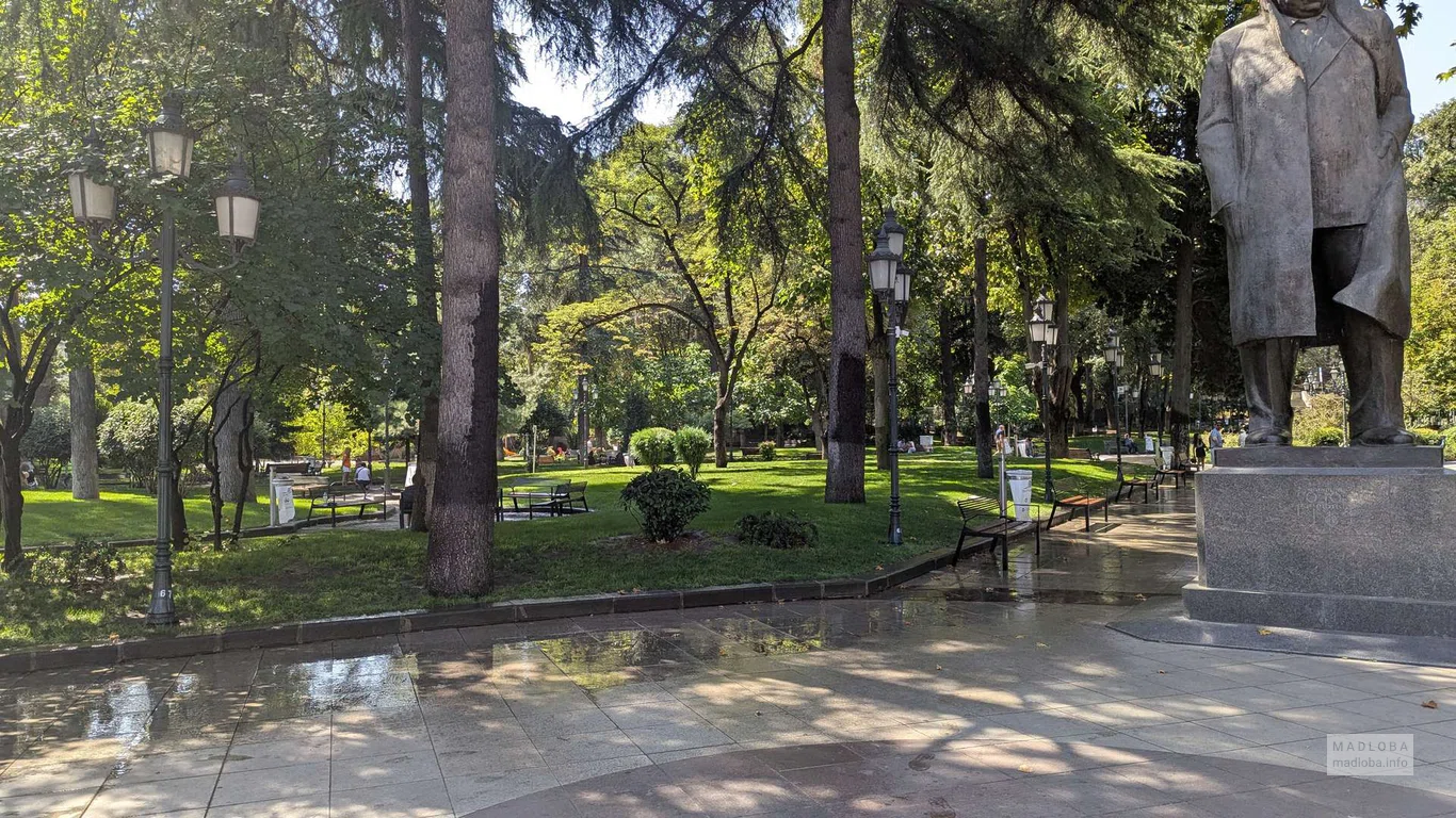 Памятник Георгия Леонидзе в парке Тбилиси