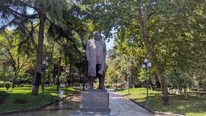 Статуя Георгия Леонидзе