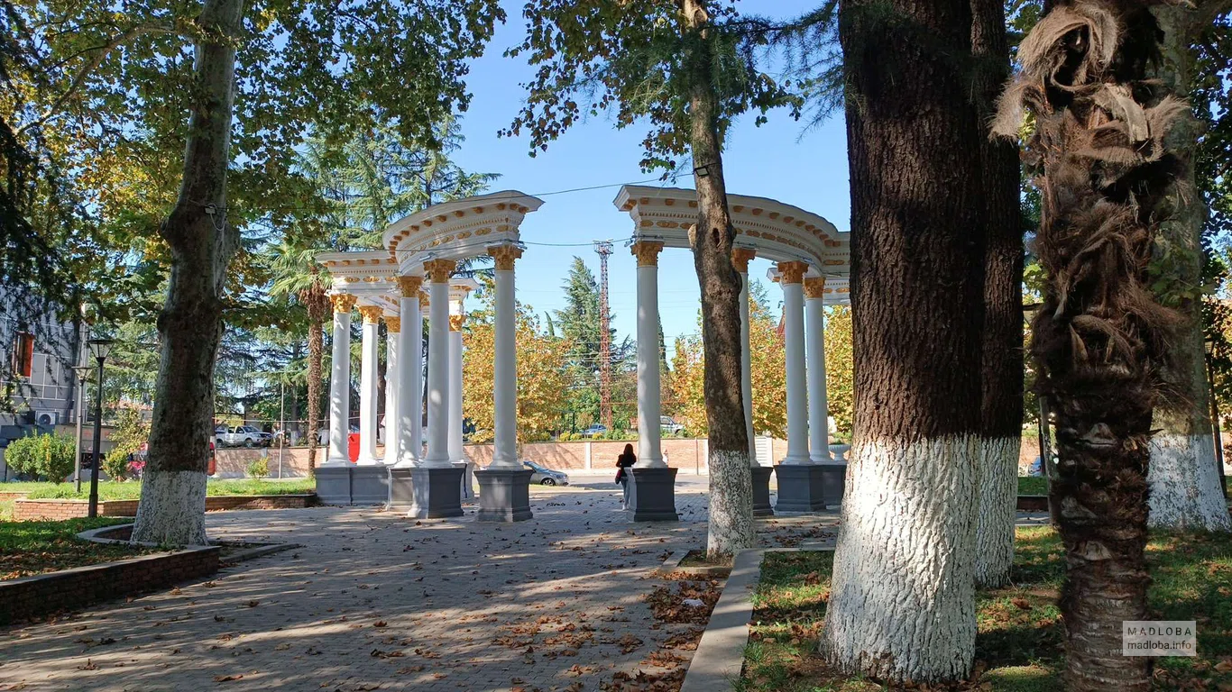 Колоннада в Парке Ирине в Зестафони