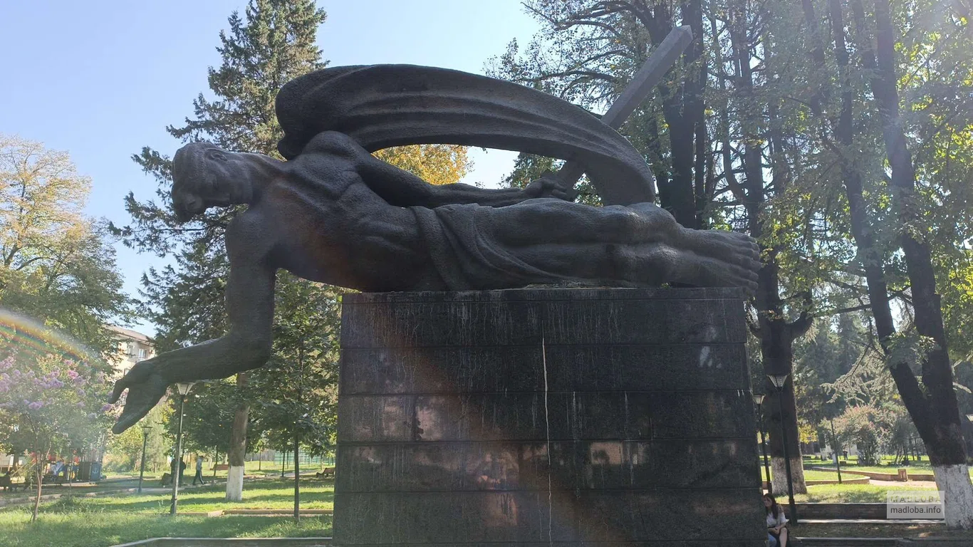 Памятник в Парке Ирине в Зестафони