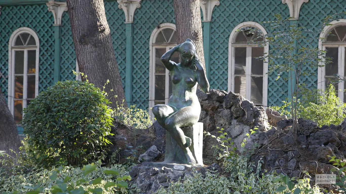 Скульптура "Девушка" в Парке Муштаид