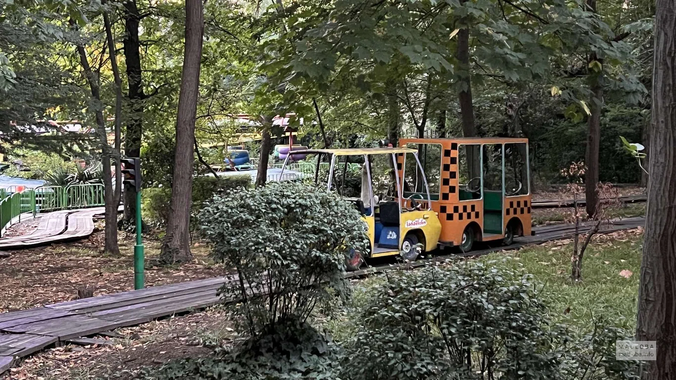 Детский паровозик в Парке Муштаид