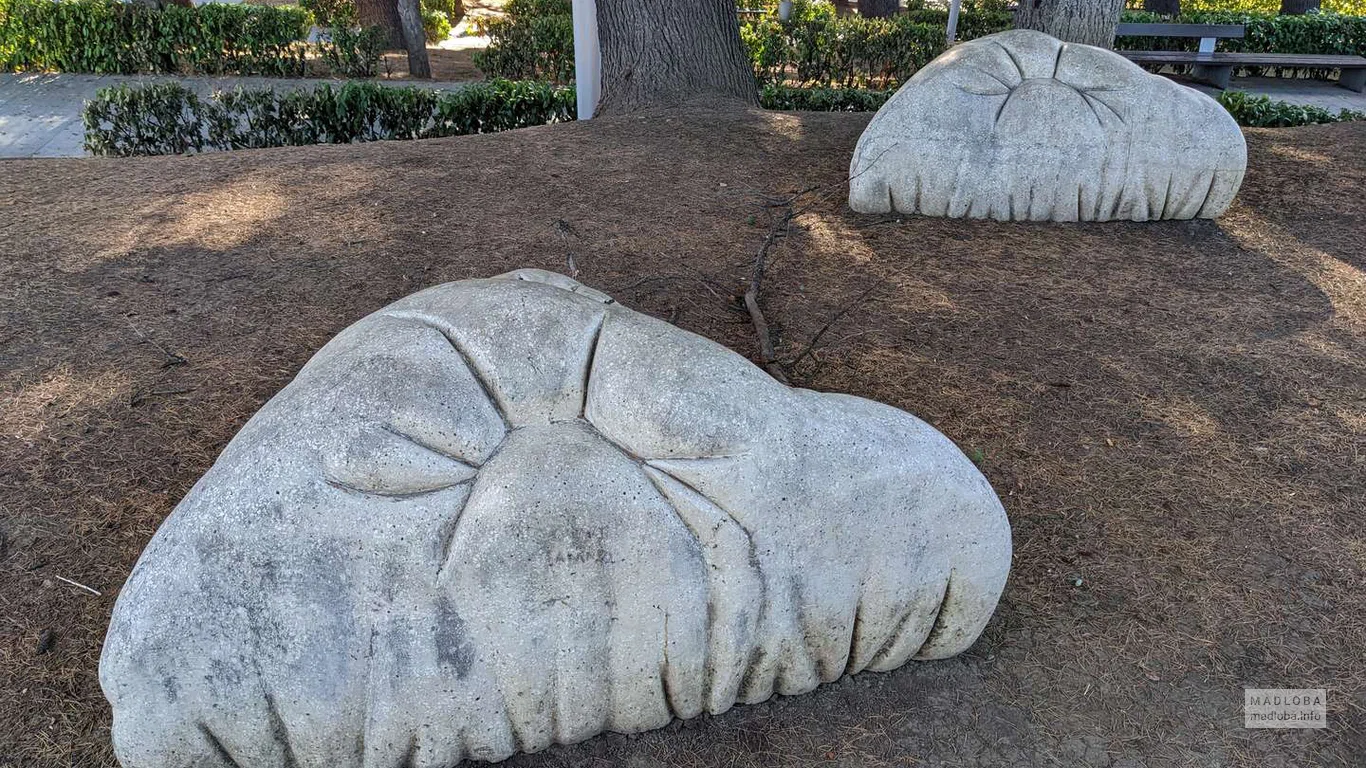 Камни причудливой формы в Парке Надиквари в Телави
