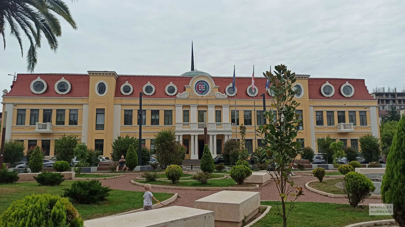 Парк рядом с университетом  Сад Зубалашвили