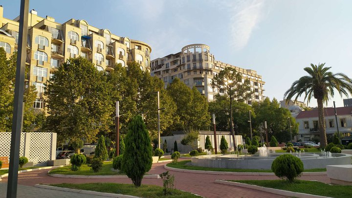 Парк рядом с университетом "Сад Зубалашвили"