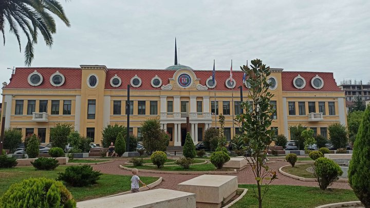 Парк рядом с университетом "Сад Зубалашвили"