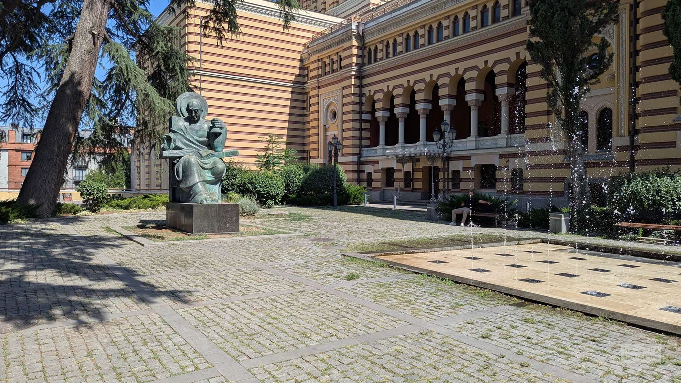 Opera Park — зелёный оазис у Тбилисского театра оперы и балета