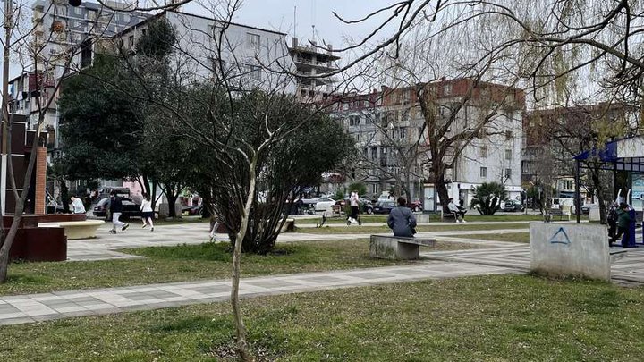 Парк возле церкви на улице Джавахишвили