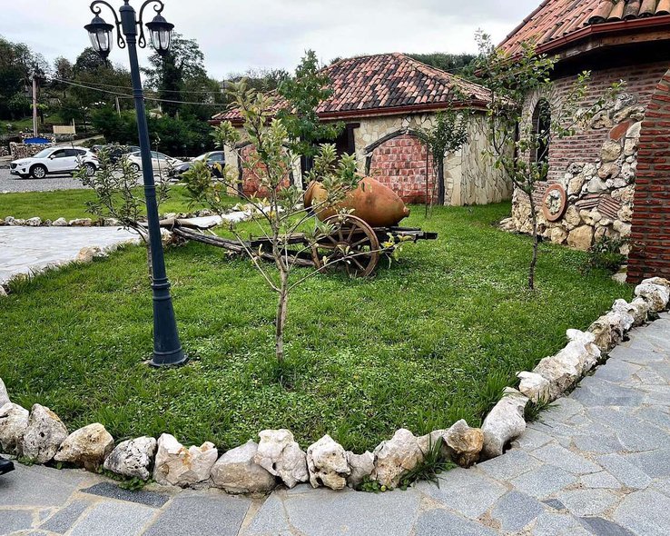 Парковка у музея вина.jpg