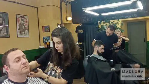 Partizan Barber Shop Batumi рабочая атмосфера