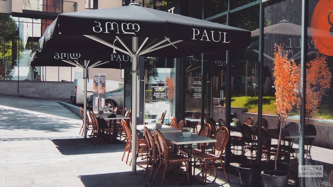 Столики на улице кафе Paul Bakery Тбилиси