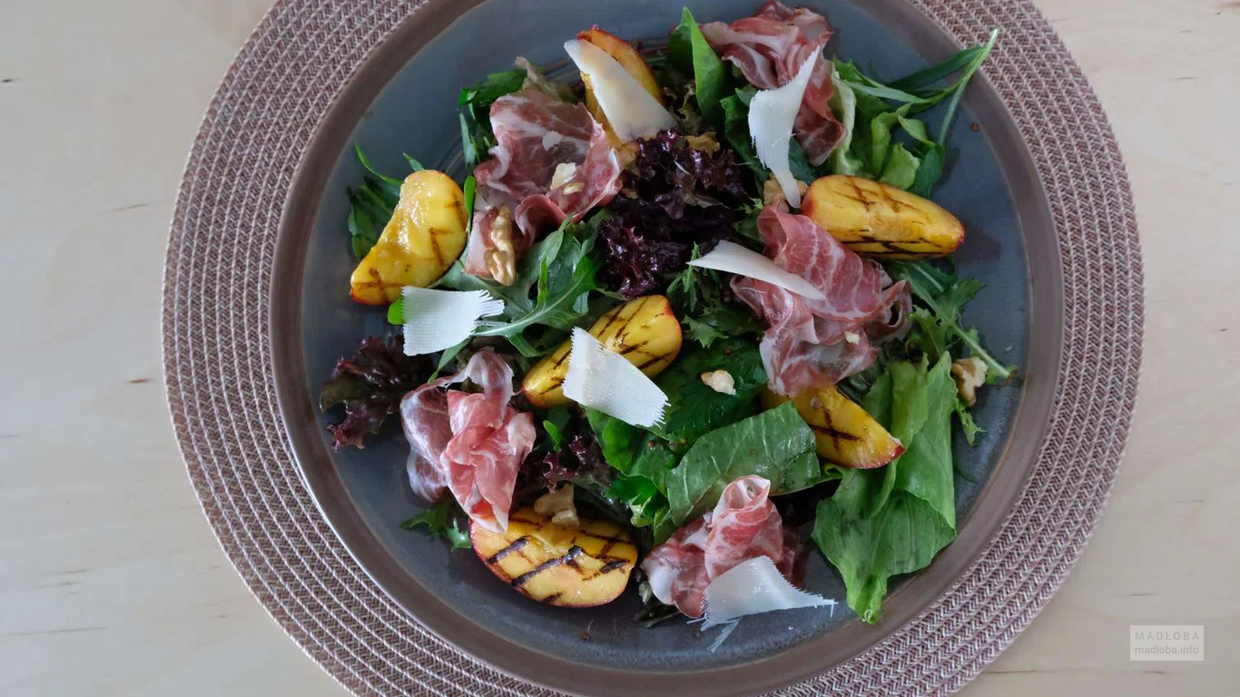 Салат с овощами в кафе Pause