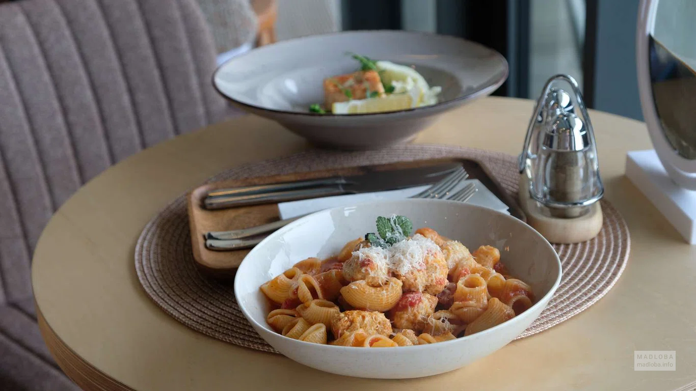 Вкусная паста в кафе Pause