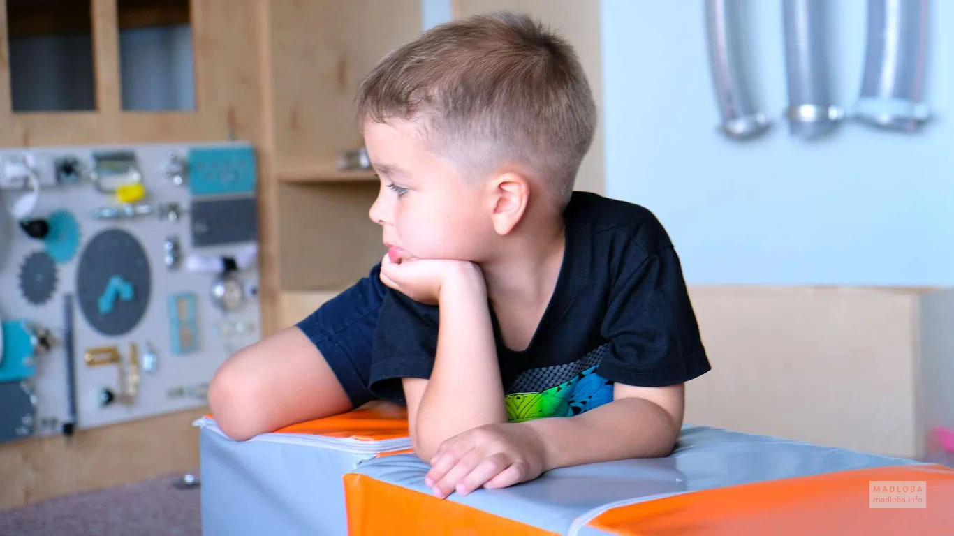 Мальчик в игровой Pause family cafe