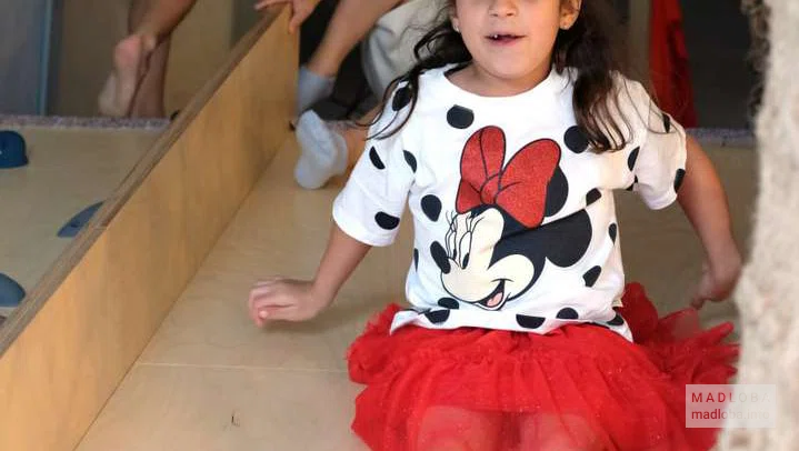 Дети катаются с горки