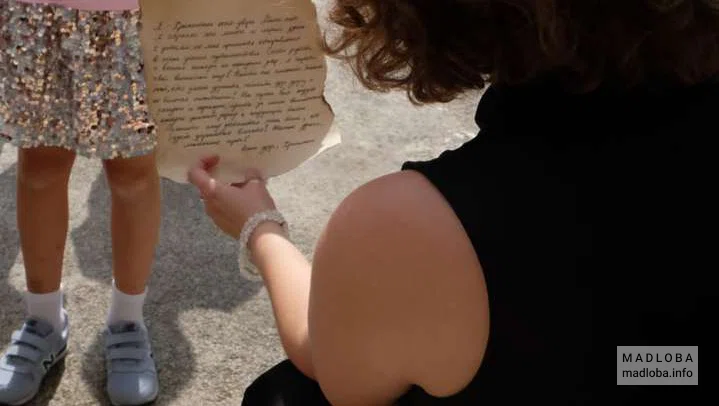 Аниматор развлекает детей в кафе Pause