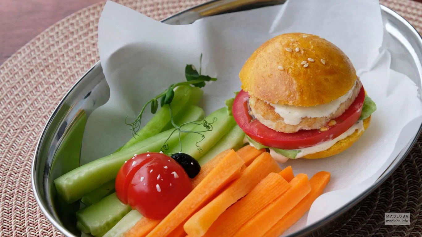Аппетитный бургер и овощи для посетителей
