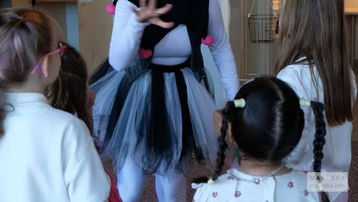 Аниматор веселит детей на дне рождении