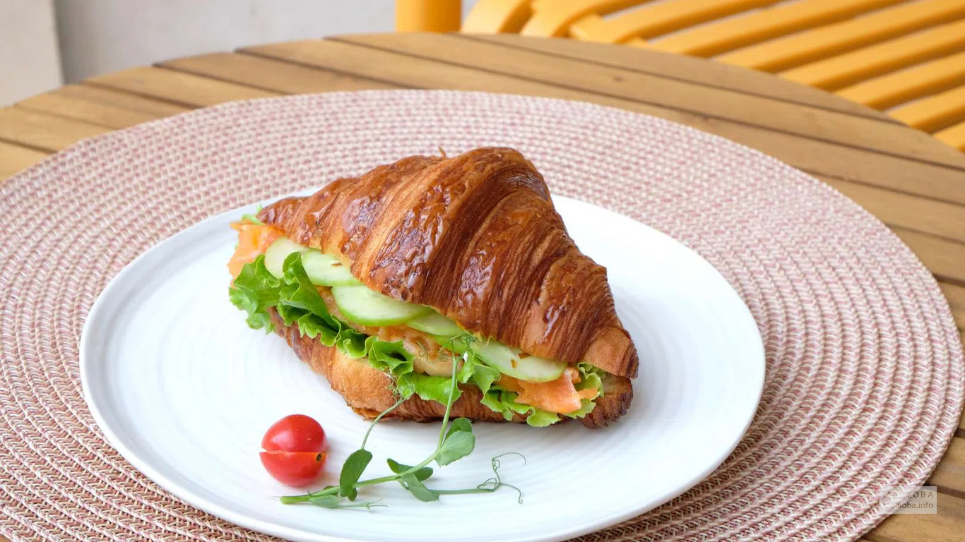 Круассан с лососем и сливочным сыром